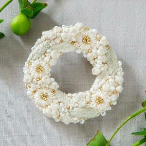 K.omonoさんのビーズ刺しゅうキット hanabatake brooch ホワイト
