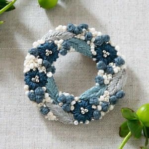 K.omonoさんのビーズ刺しゅうキット hanabatake brooch ブルー