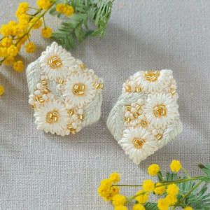 K.omonoさんのビーズ刺しゅうキット kakera earrings ホワイト