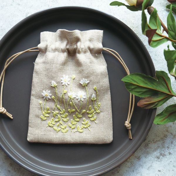 立体フラワーたっぷり 手刺繍×ほんのり色糸 美しいリネンクロス 立体手刺繍フラワーたっぷり ほんのり色糸 美しいリネンクロス