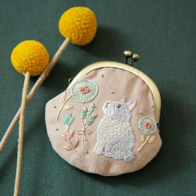 動物刺繍キット がま口 やわらぎの花々とちょこんとうさぎさんのがま口 chicchiさん