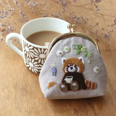 動物刺しゅうキット　レッサーパンダさんののんびりカフェタイムのがま口 Chicchiさん