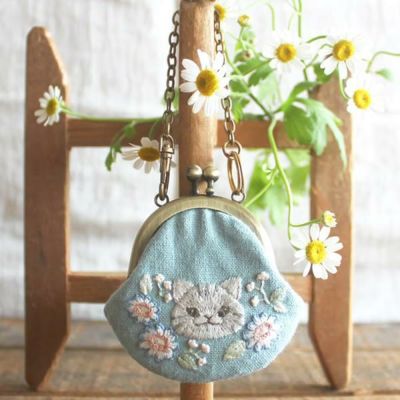 刺繍キット chicchiさんの動物刺キット まんまる猫さんとオステオスペルマムのミニがま口チャーム