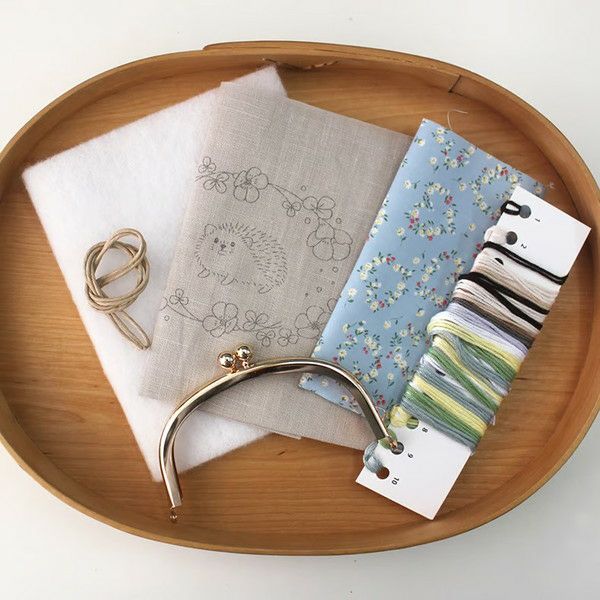 ねこの刺繍置物 chicchiさんの動物刺繍キット 図案印刷済 はりねずみさんとオキザリス